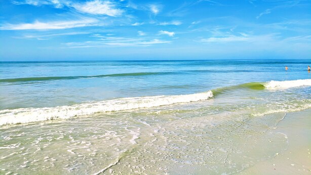A beach with clear blue water and a sandy shore. - Waterfront Gem, kayak, fish, restaurants close by (Port Charlotte)