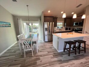 Dining - Waterfront Gem, kayak, fish, restaurants close by (Port Charlotte)