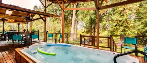 Outdoor spa tub