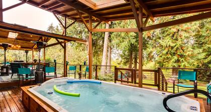Hot Tub & Fire Pit Access! Peaceful Renton Retreat