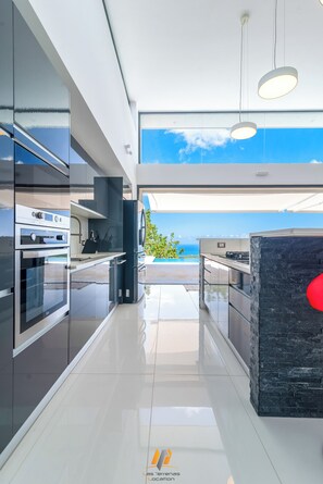 Køleskab, mikrobølgeovn, ovn, kogeplade