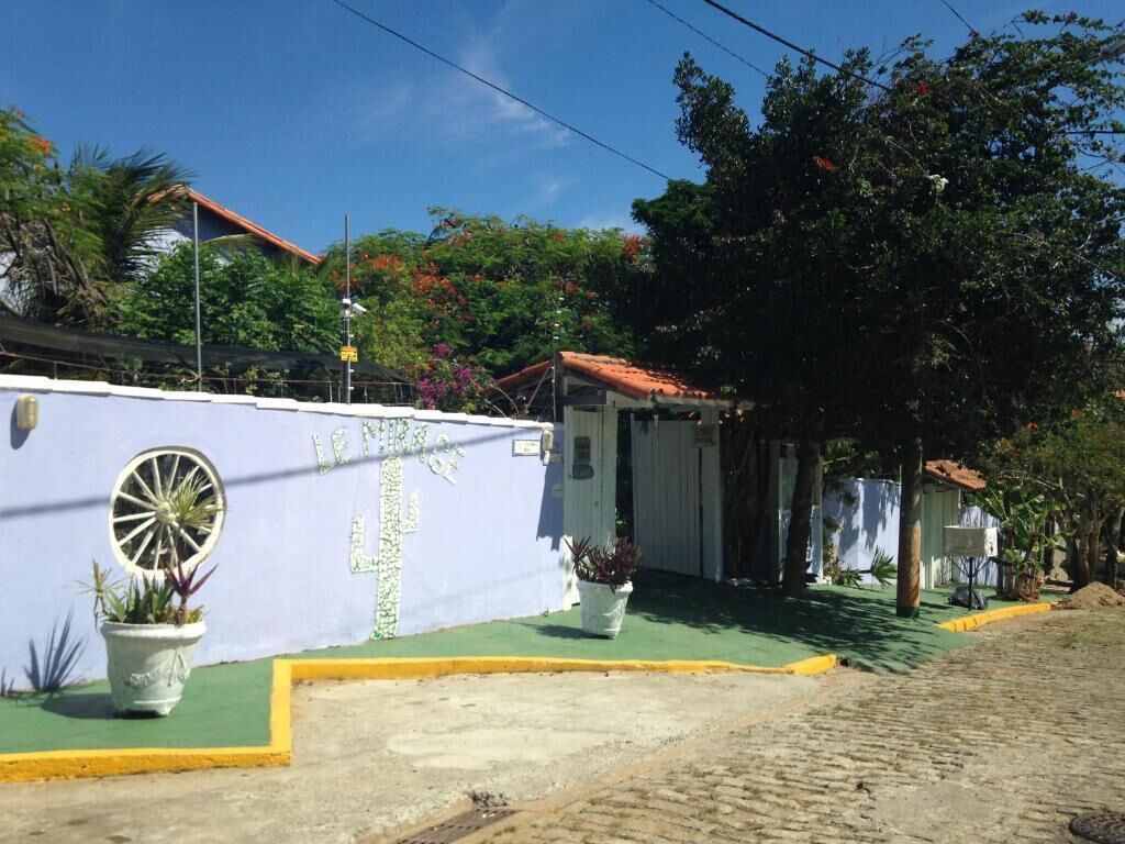 Une vue de rue avec un bâtiment orné d’une grande roue décorative, une pelouse verdoyante et un chemin pavé.