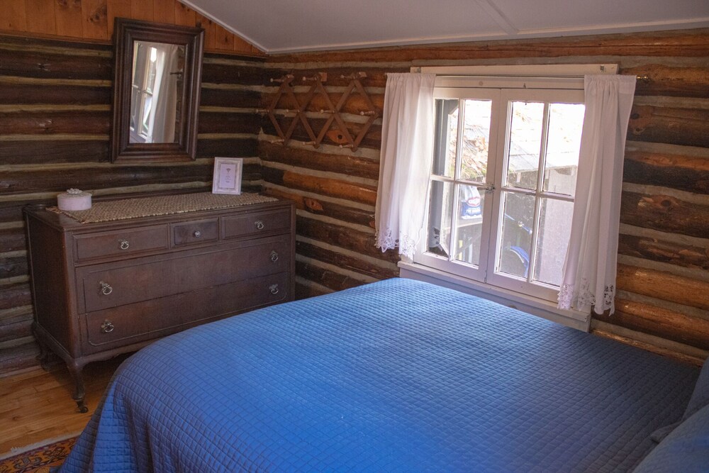 The Knot Hole Log Cabin and Boat Slip on Lake Bolton Landing