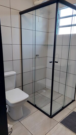Basic Apartment | Bathroom | Shower, towels, soap, shampoo - Um charme de estúdio perto do Hosp. BOS (Sorocaba)