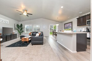 Living area - Comfortable 3 bed 2 bath home in Nampa - Sleeps 6 (Nampa)