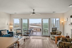 Televisión y chimenea 