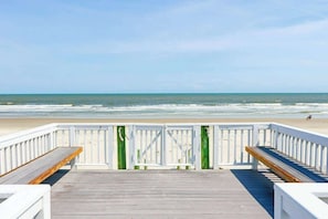På stranden