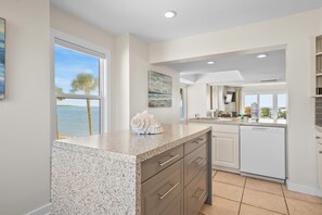 Fridge, microwave, oven, stovetop - 627 Newhaven (Fripp Island)