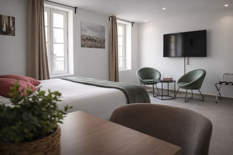 In-room safe, blackout curtains, soundproofing, iron/ironing board. Sous les platanes