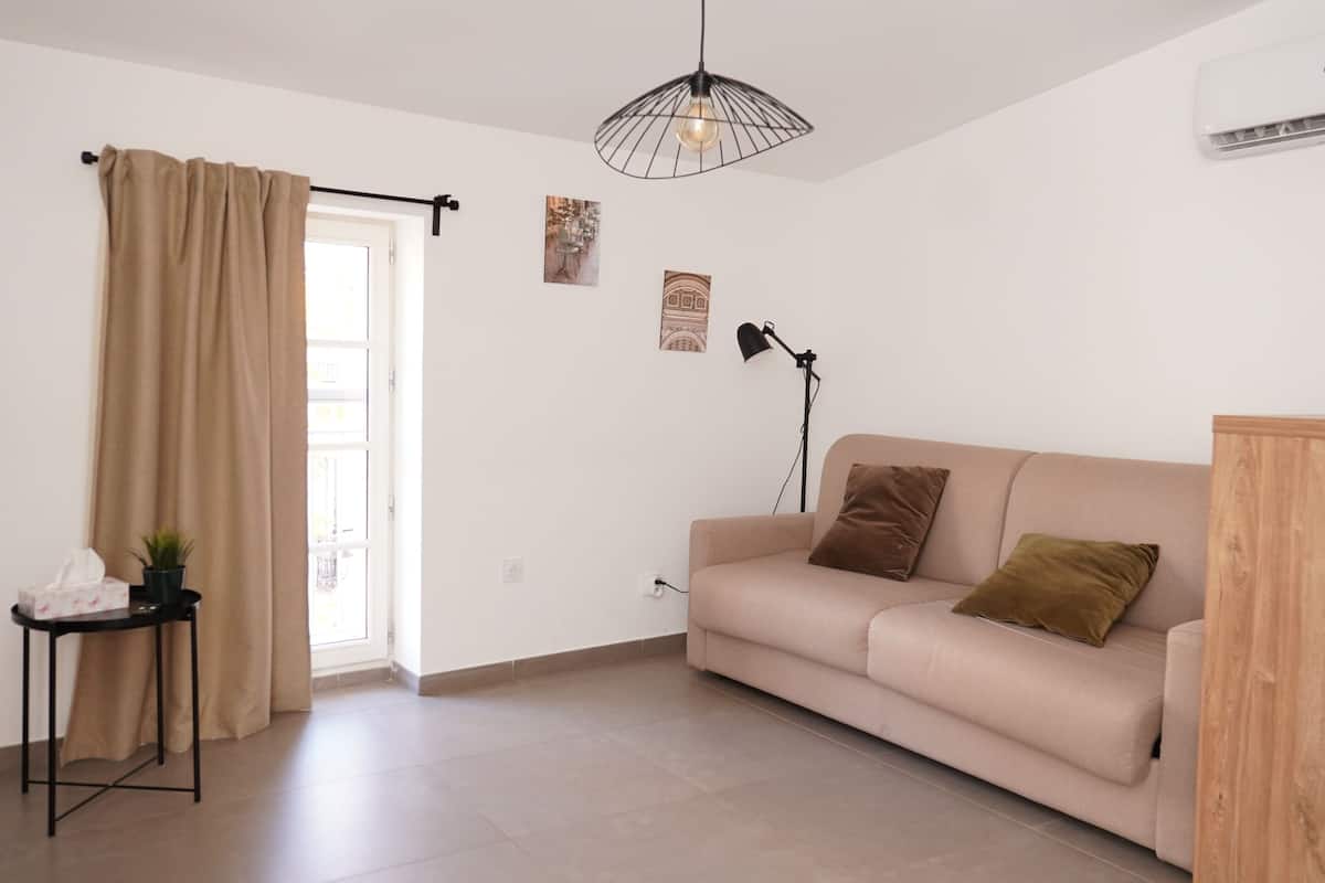 In-room safe, blackout curtains, soundproofing