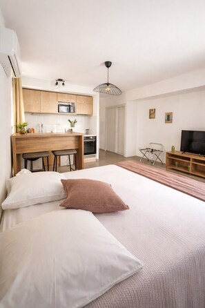 Comfort Studio (Studio 101) | In-room safe, blackout drapes, soundproofing, iron/ironing board