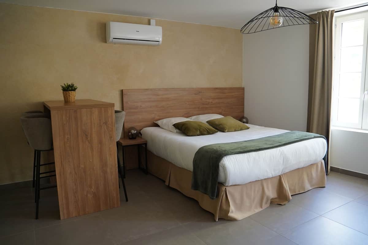 Studio Deluxe (Studio 202)