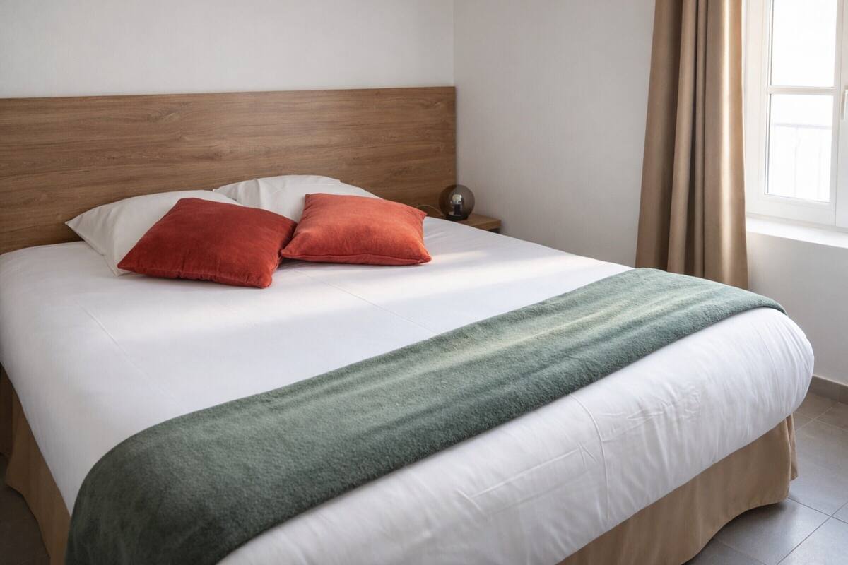 In-room safe, blackout curtains, soundproofing