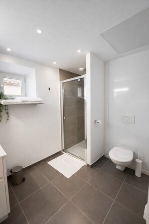 Premier Apartment (Studio 202)