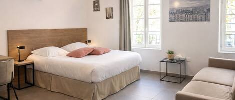 Elite Duplex (studio 102) | Peti besi dalam bilik, langsir/tirai gelap terus, kalis bunyi