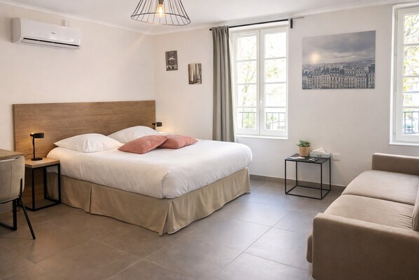 Elite Duplex (studio 102) | In-room safe, blackout drapes, soundproofing, iron/ironing board