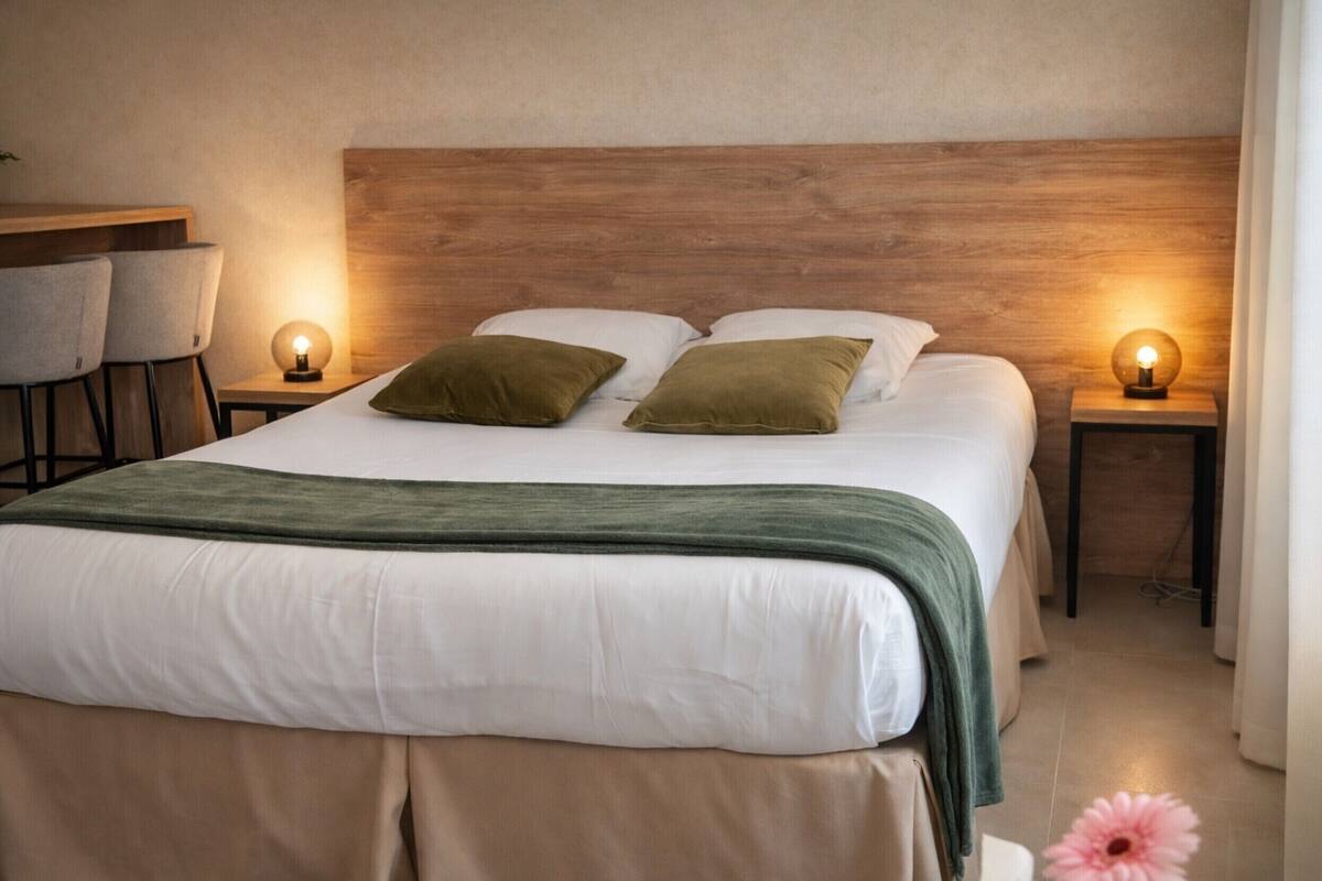 In-room safe, blackout curtains, soundproofing