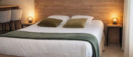 Pengeskab på værelset, mørklægningsgardiner, lydisolering