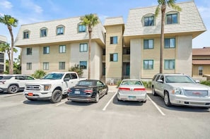 A multi-story hotel with a parking lot.