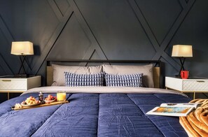 2 bedrooms, in-room safe, iron/ironing board, free WiFi - Modern Sleek Convenient Condo, Luxury King bed! Pool, Hot Tub, and Fire Place (Gatlinburg)