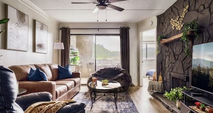 Modern Sleek Convenient Condo, Luxury King bed! Pool, Hot Tub, and Fire Place