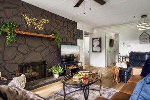 Una Smart TV, una chimenea