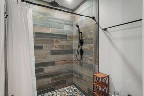 Dusche, Haartrockner, Handtücher, Shampoo