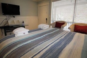 Iron/ironing board, free WiFi, bed sheets