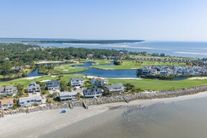 Une station balnéaire dotée de propriétés situées en bord de mer, d’un terrain de golf et d’un lac.
