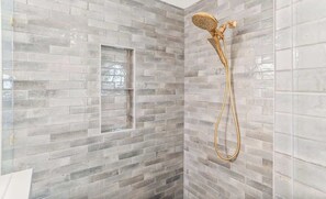 Douche, sèche-cheveux, serviettes fournies, shampoing