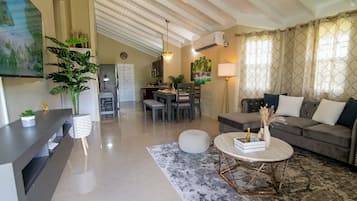 Rumah Comfort | Area keluarga | TV layar datar