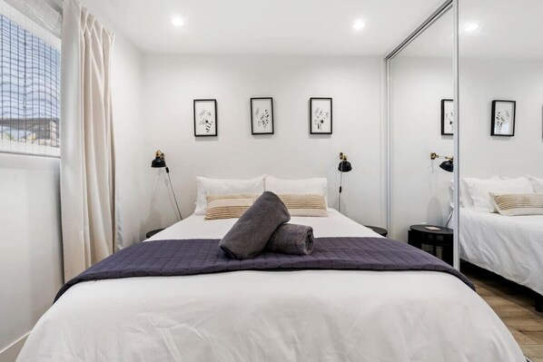 Desk, travel cot, WiFi, bed sheets