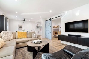 TV, books, offices - Surf Farm House with backyard Oasis and Jacuzzi! (San Diego)