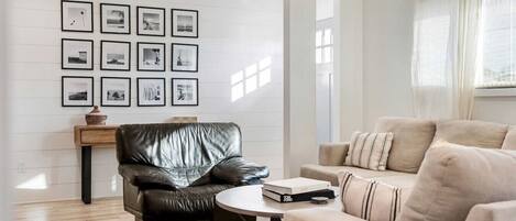 Fernseher, Bücher, Arbeitsbereiche