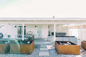 Outdoor dining - Surf Farm House with backyard Oasis and Jacuzzi! (San Diego)