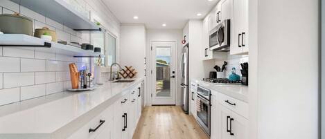 Een koelkast, een microgolfoven, een oven, een kookplaat