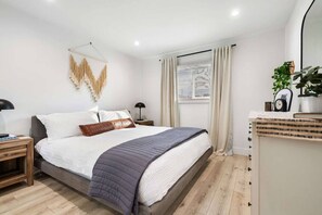 Desk, travel crib, WiFi, bed sheets - Surf Farm House with backyard Oasis and Jacuzzi! (San Diego)
