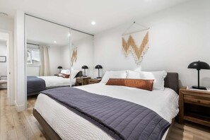 3 bedrooms, desk, WiFi, bed sheets - Surf Farm House with backyard Oasis and Jacuzzi! (San Diego)