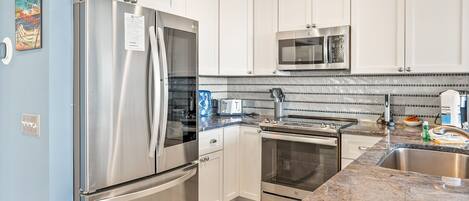 Refrigerador, microondas, horno, placa de cocina