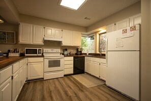 Fridge, microwave, oven, stovetop - 359 Tarpon Blvd - Resort Access  and Golf Cart Included! (Fripp Island)