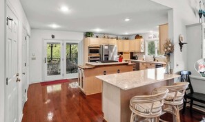 Køleskab, mikrobølgeovn, ovn, kogeplade