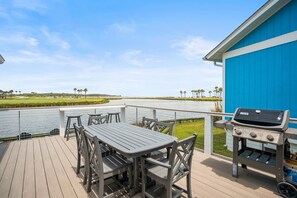 Outdoor dining - 3 Fairway Club Drive - New to VRBO! Resort Access Included! (Fripp Island)