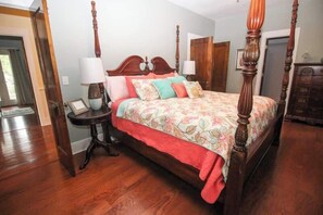 4 bedrooms, iron/ironing board, free WiFi, bed sheets