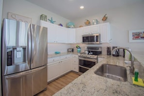 Fridge, microwave, oven, stovetop - 14 Sea Mist Rd (Fripp Island)