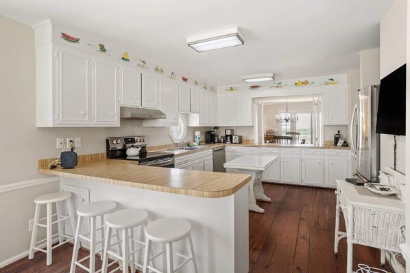 ثلاجة، ميكروويف، فرن، موقد طهي مسطح