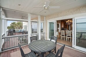 屋外ダイニングエリア