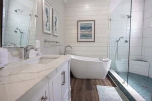 Chuveiro, secador de cabelo, toalhas de banho, shampoo
