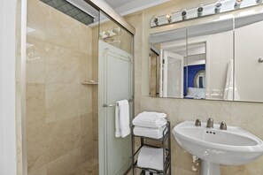 Douche, sĂšche-cheveux, serviettes fournies, savon
