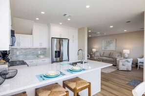 Een koelkast, een microgolfoven, een oven, een kookplaat