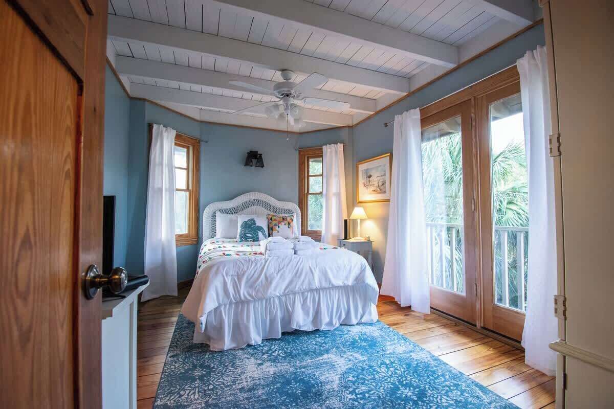 4 bedrooms, iron/ironing board, free WiFi, bed sheets